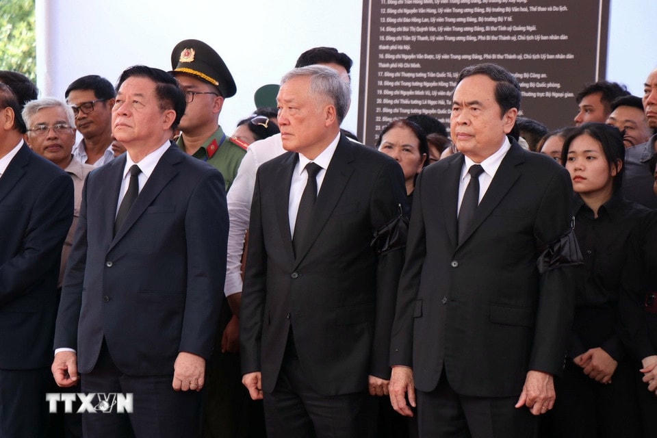 Các đồng chí lãnh đạo Đảng, Nhà nước, Quốc hội đón tại nghĩa trang xã Phổ Khánh. (Ảnh: Phạm Cường/TTXVN)