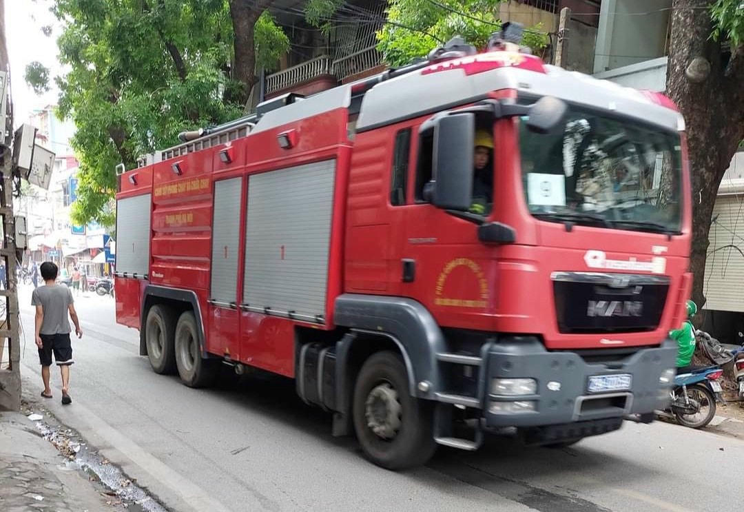 Sau khi nhận được tin báo, hàng chục chiến sĩ và phương tiện PCCC đã được điều động đến hiện trường.