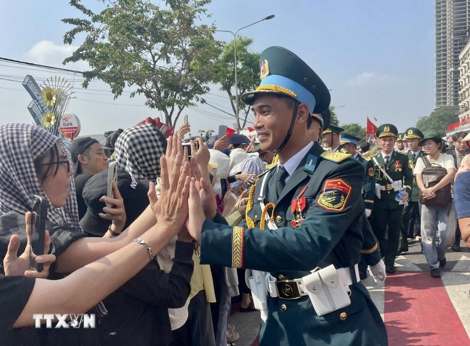 Các chiến sĩ giao lưu với người dân sau khi kết thúc diễu binh, diễu hành. (Ảnh: Hương Giang/TTXVN)