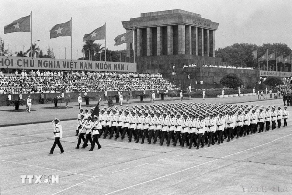 Khối chiến sỹ Hải quân đi qua lễ đài. (Ảnh: Kim Hùng/TTXVN)