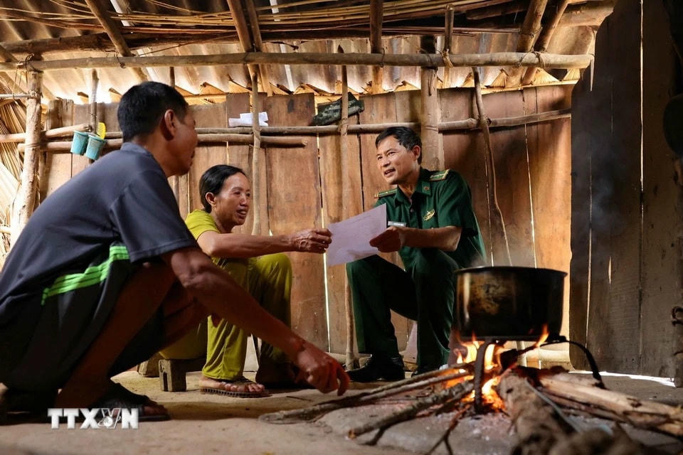Đồng bào Chứt ở bản Rào Tre được Bộ đội Biên phòng Hà Tĩnh phát hiện vào năm 1991. Kể từ đó, ngày đêm những người lính Biên phòng cắm bản, kiên trì, bền bỉ, cầm tay chỉ việc, dựng nhà, khai hoang, trồng lúa, chăn nuôi... giúp người dân xây dựng cuộc sống tốt hơn. (Ảnh: Thanh Tùng/TTXVN)