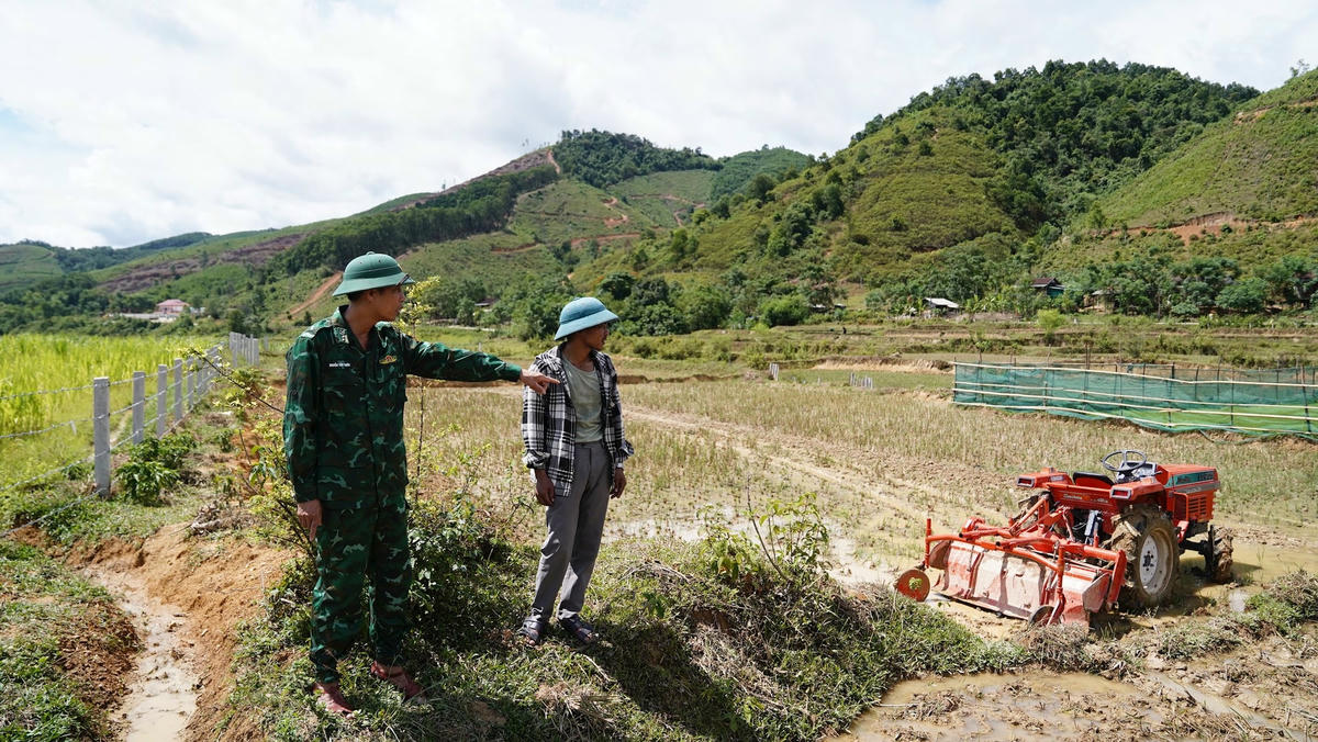 Anh Hồ Xuân Nam được lực lượng Biên phòng hướng dẫn chăn nuôi, phát triển vườn hộ. Ảnh: Cẩm Kỳ