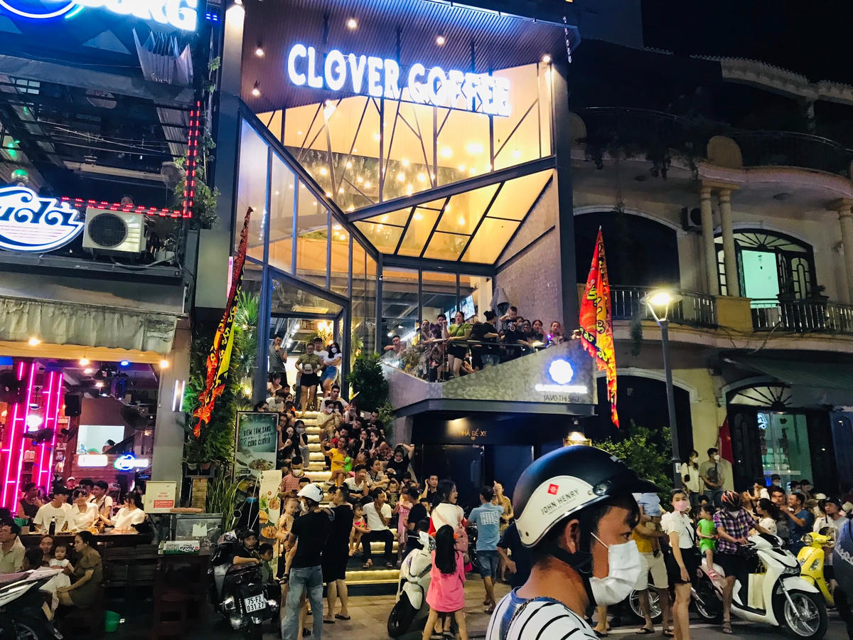 Được biết, việc thuê đoàn lân về biểu diễn có mức giá khác nhau tùy thuộc vào mức độ điêu luyện, uy tín của đoàn lân và số lượng lân tham gia biểu diễn.