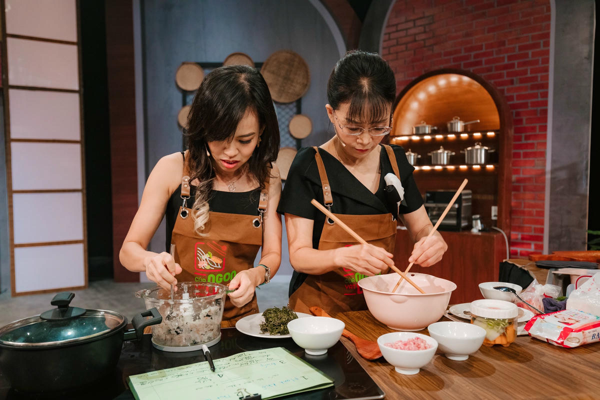 Các đội chơi trải nghiệm việc biến tấu từ nguyên liệu nấu món ăn gốc thành một món ăn mới. 