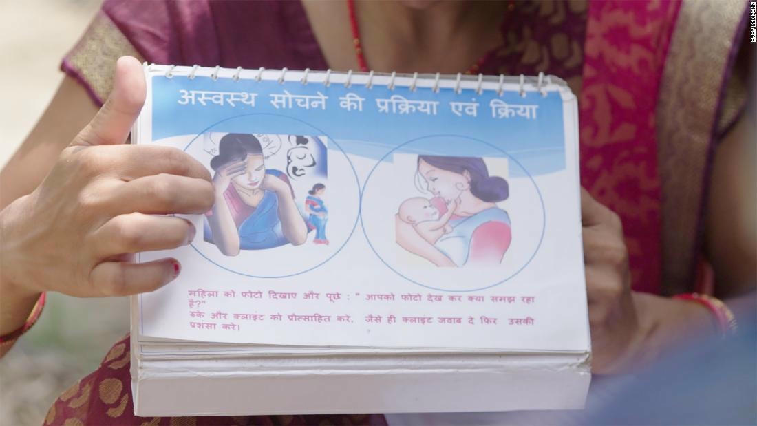 Các cố vấn địa phương sử dụng một tập sách nhỏ để giúp giải thích khái niệm sức khỏe tâm thần. Ảnh: CNN.