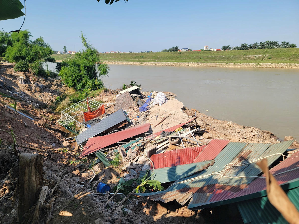 Qua tìm hiểu, đã có 2 xe tải, 1 xe xúc cùng hàng trăm m2 nhà xưởng đã bị hư hại sau vụ sạt lở. Rất may là không có thiệt hại về người.