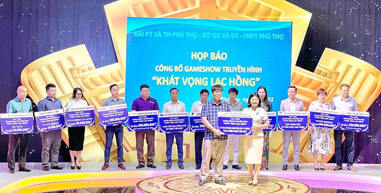 Các nhà tài trợ trao biểu trưng các phần quà và tiền tài trợ cho đại diện Ban tổ chức chương trình.