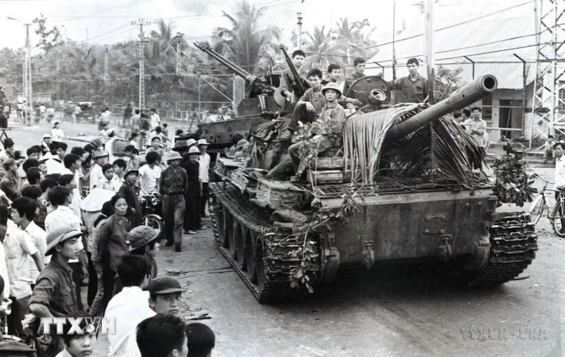 Xe tăng quân Giải phóng tiến vào giải phóng Nha Trang (Khánh Hòa), ngày 2/4/1975. (Ảnh: Tư liệu TTXVN)