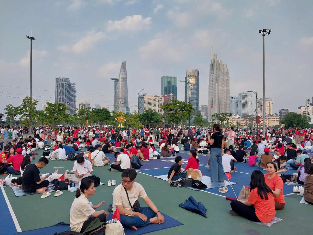 Bãi đất trống bờ sông Thủ Đức thành nơi tập kết của người dân.