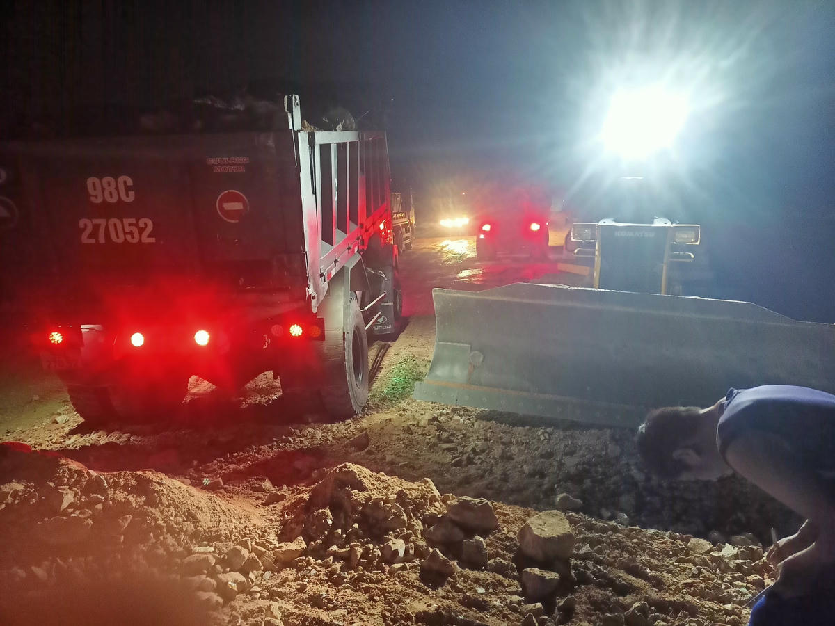 Hơn 30 xe ô tô được huy động tối đa nhằm đẩy nhanh tiến độ, đáp ứng yêu cầu của chủ đầu tư.