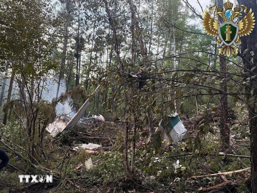 Hiện trường vụ rơi máy bay Antonov An-24 của hãng hàng không Angara Airlines ở tỉnh Amur, Nga ngày 24/7/2025. (Ảnh: THX/TTXVN)