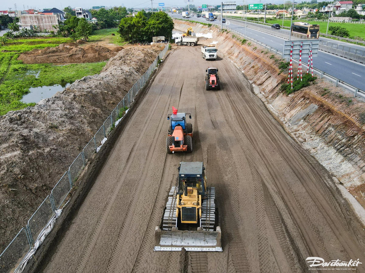 Để đẩy nhanh tiến độ thi công 2 dự án trên, chủ đầu tư cùng nhà thầu đang huy động tối đa nhân lực, thiết bị máy móc thi công xuyên lễ 30/4 và 1/5. Ảnh: Đình Minh