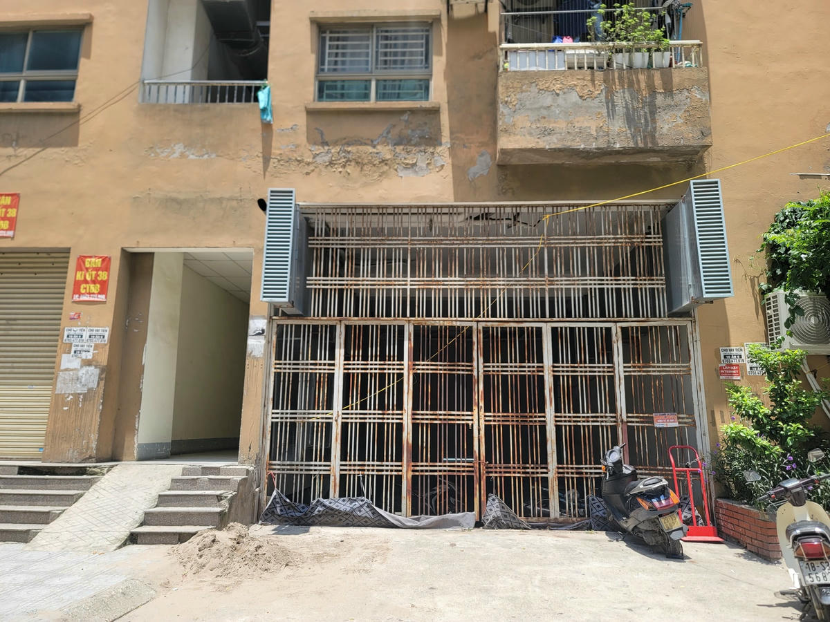 Nhiều lối xuống tầng hầm bị đóng kín cố định. Tầng hầm của cả 3 toà nhà chỉ còn mở 2 lối lên xuống hầm.