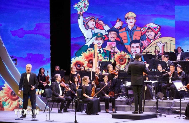 Một tiết mục biểu diễn nghệ thuật tại chương trình. (Ảnh: Phạm Kiên/TTXVN) ttxvn-quang-tho.jpg