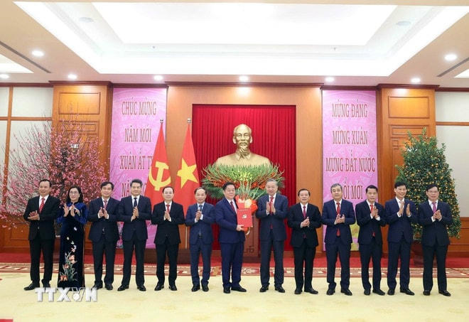Tổng Bí thư Tô Lâm trao Quyết định về hợp nhất Ban Tuyên giáo Trung ương và Ban Dân vận Trung ương cùng chức năng, nhiệm vụ, tổ chức bộ máy, phân công, bổ nhiệm Trưởng ban và các phó Trưởng Ban Tuyên giáo và Dân vận Trung ương. (Ảnh: Thống Nhất/TTXVN) ttxvn-tong-bi-thu-trao-quyet-dinh-thanh-lap-cac-dang-bo-truc-thuoc-trung-uong-0902-2.jpg