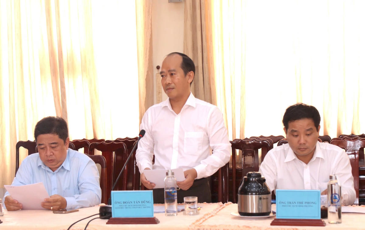 Ông Đoàn Tấn Dũng - Phó Chủ tịch phường, kiêm Giám đốc Trung tâm phục vụ hành chính công phường Lái Thiêu, báo cáo với đoàn khảo sát. Ảnh: N.N.