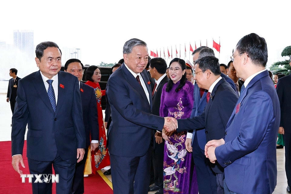 Chủ tịch Quốc hội Trần Thanh Mẫn và lãnh đạo Quốc hội đón Tổng Bí thư Tô Lâm đến chương trình gặp mặt. (Ảnh: Doãn Tấn/TTXVN)