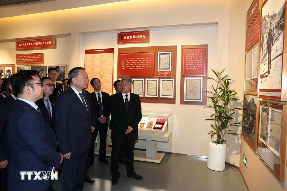 Tổng Bí thư, Chủ tịch nước Tô Lâm thăm phòng truyền thống của Trường Đảng Trung ương Đảng Cộng sản Trung Quốc. (Ảnh: Trí Dũng/TTXVN) TTXVN_2008Tongbithu3.jpg