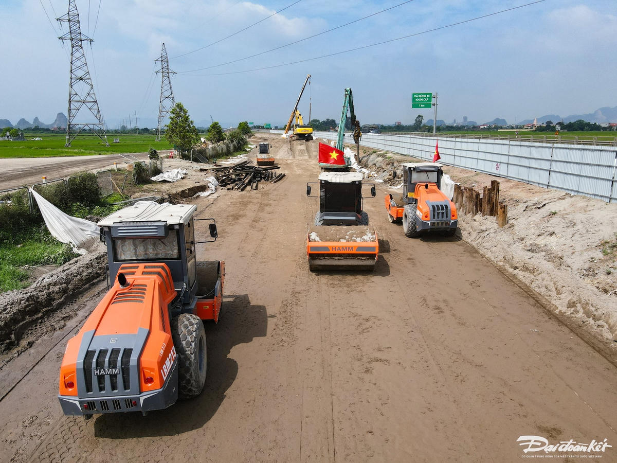 Sau gần 2 tháng thi công, nhiều đoạn tuyến của dự án đã được san nền xong, đang tiến hành lu lèn để tạo độ đầm chặt cho nền đường. Ảnh: Đình Minh.