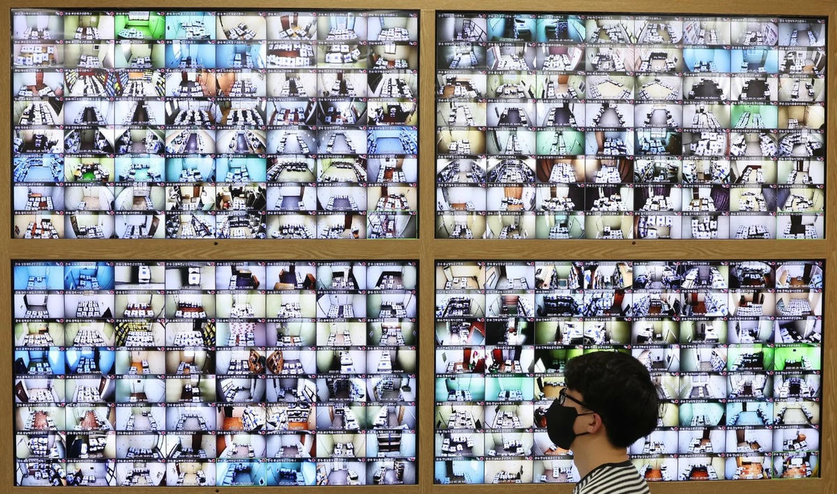 Một quan chức bầu cử kiểm tra CCTV tại nơi các thùng phiếu đang được lưu trữ tại một văn phòng của Ủy ban Bầu cử Quốc gia. Ảnh: EPA.