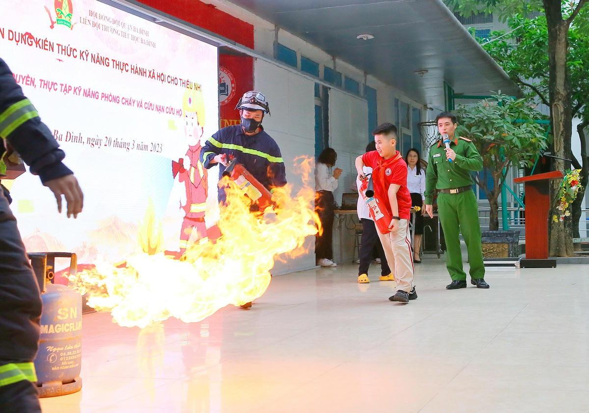 Học sinh được hướng dẫn kỹ năng phòng cháy.