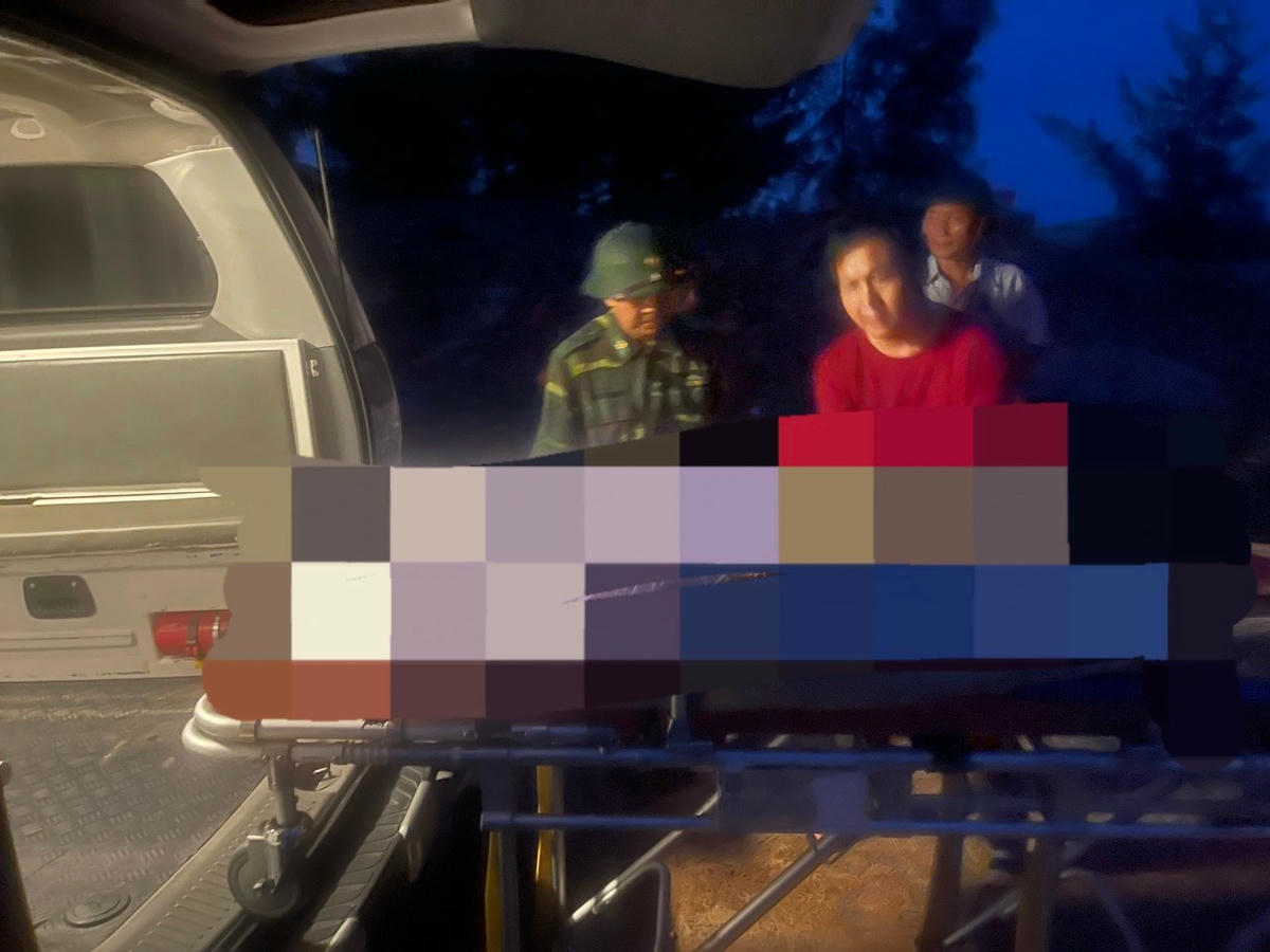 Lực lượng chức năng tiến hành các thủ tục bàn giao thi thể ông N. cho gia đình đưa về lo hậu sự.