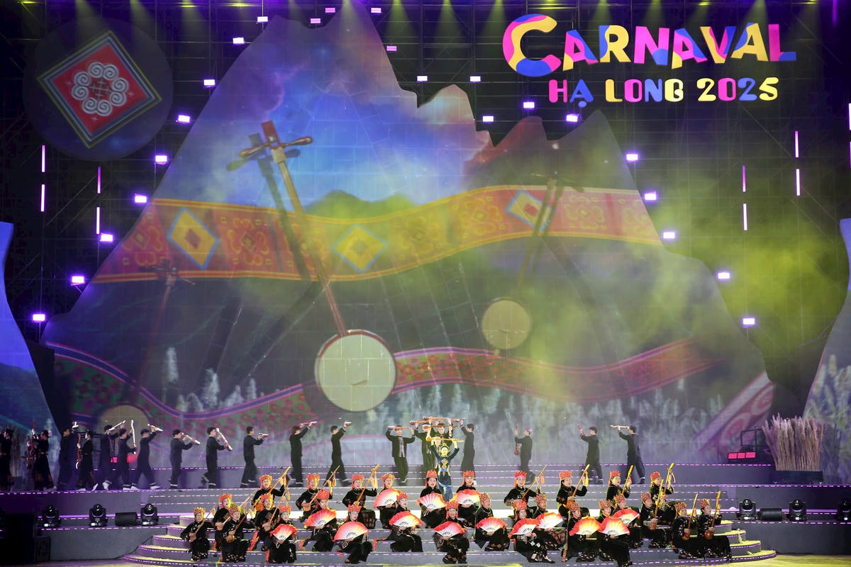 Tiết mục hát Then tại Carnaval Hạ Long 2025 đã góp phần quảng bá Di sản Then Tày Bình Liêu. Ảnh: Ngọc Anh.