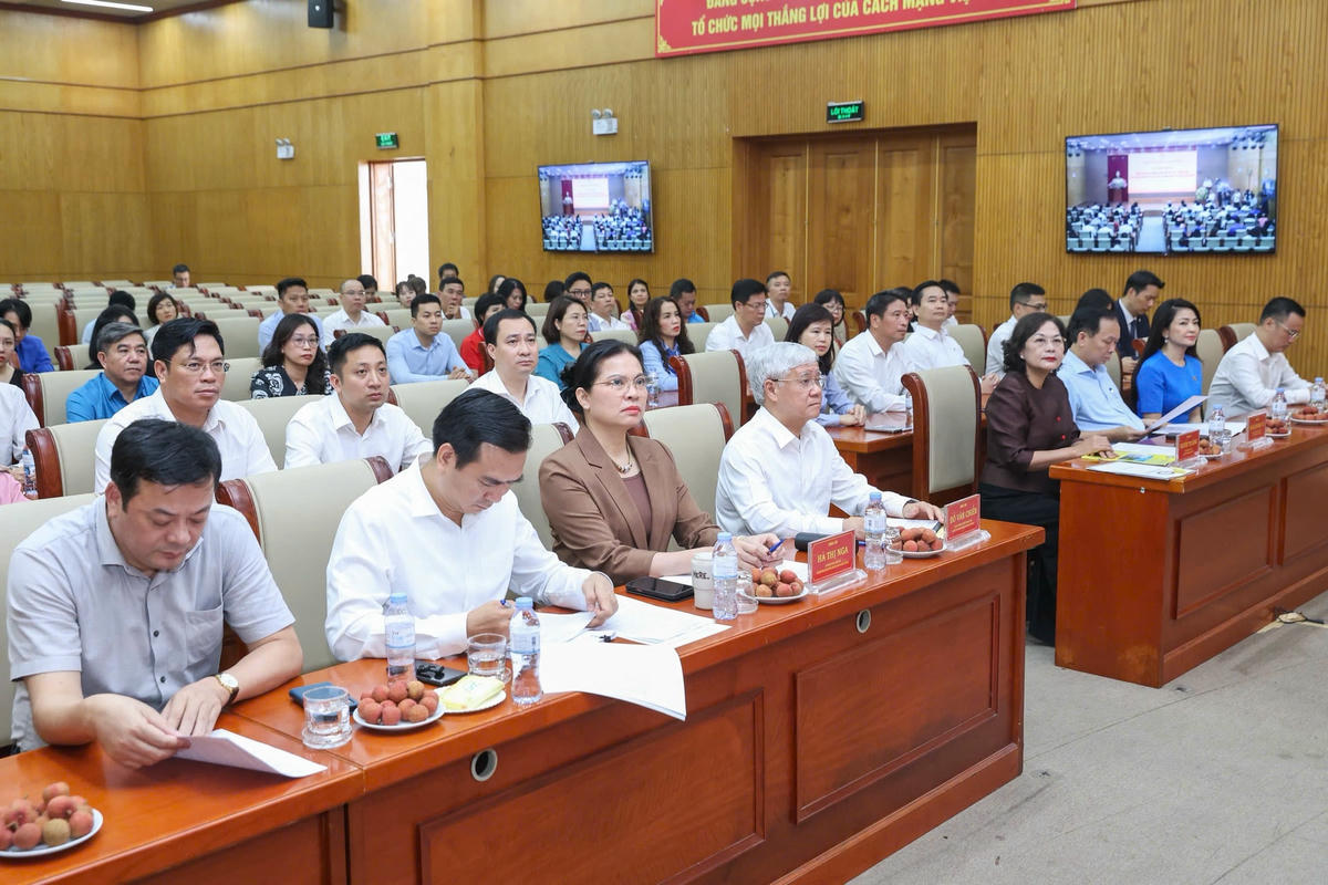 Chủ tịch Đỗ Văn Chiến và các đại biểu dự buổi lễ. Ảnh: Quang Vinh