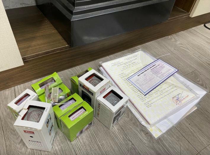 Cơ quan chức năng phát hiện, thu giữ dấu tròn của các công ty, doanh nghiệp,...được xác định là giả.