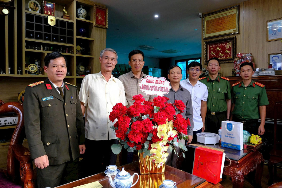 Thượng tá Phạm Thanh Hùng -PGĐ Công an tỉnh đến thăm Đại tá Nguyễn Quang Thống - Nguyên Phó Giám đốc Phụ trách An ninh Công an tỉnh Lâm Đồng