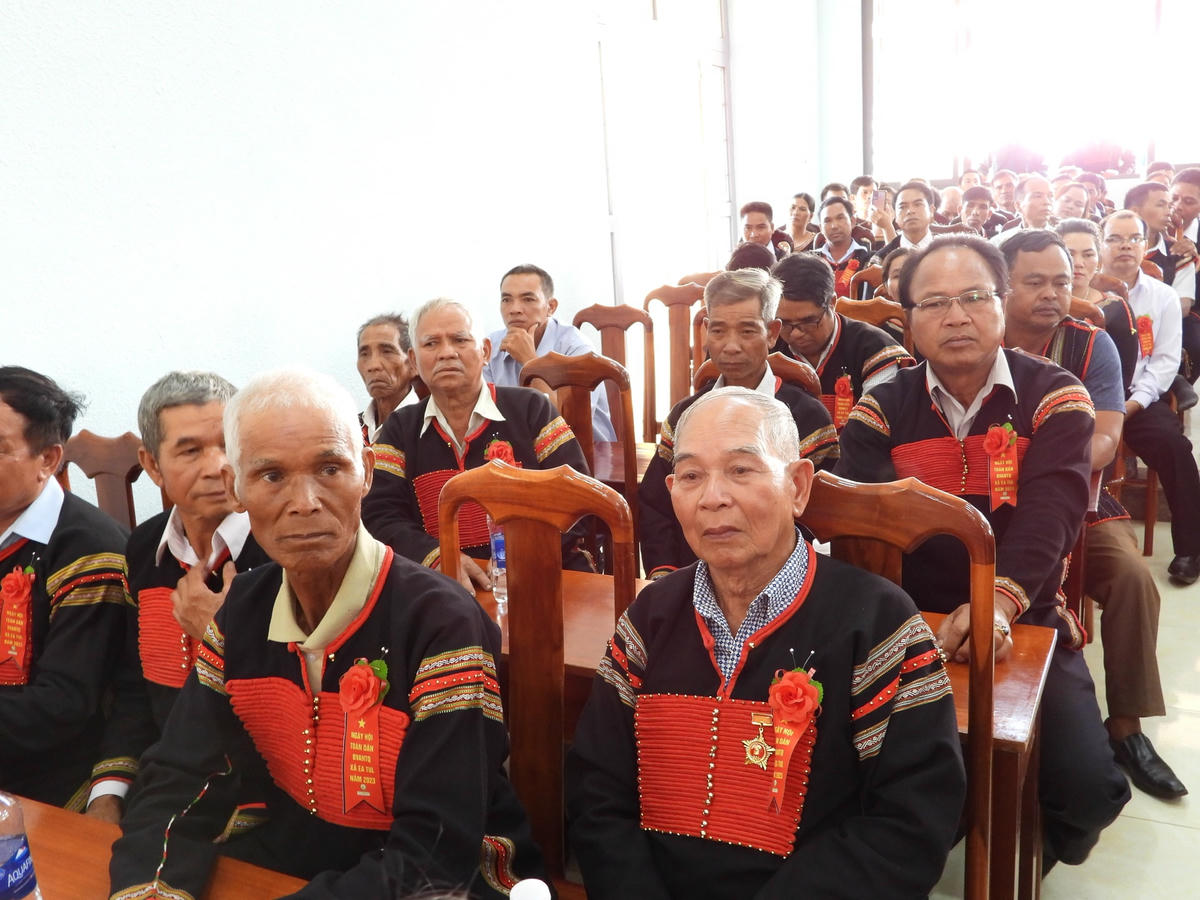 Các đại biểu về dự.