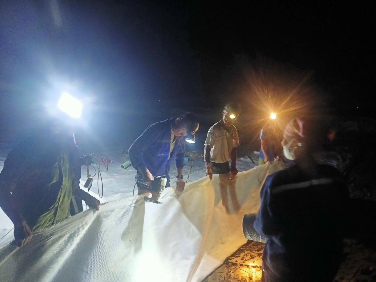 Thắp đèn làm ca đêm trên công trường.