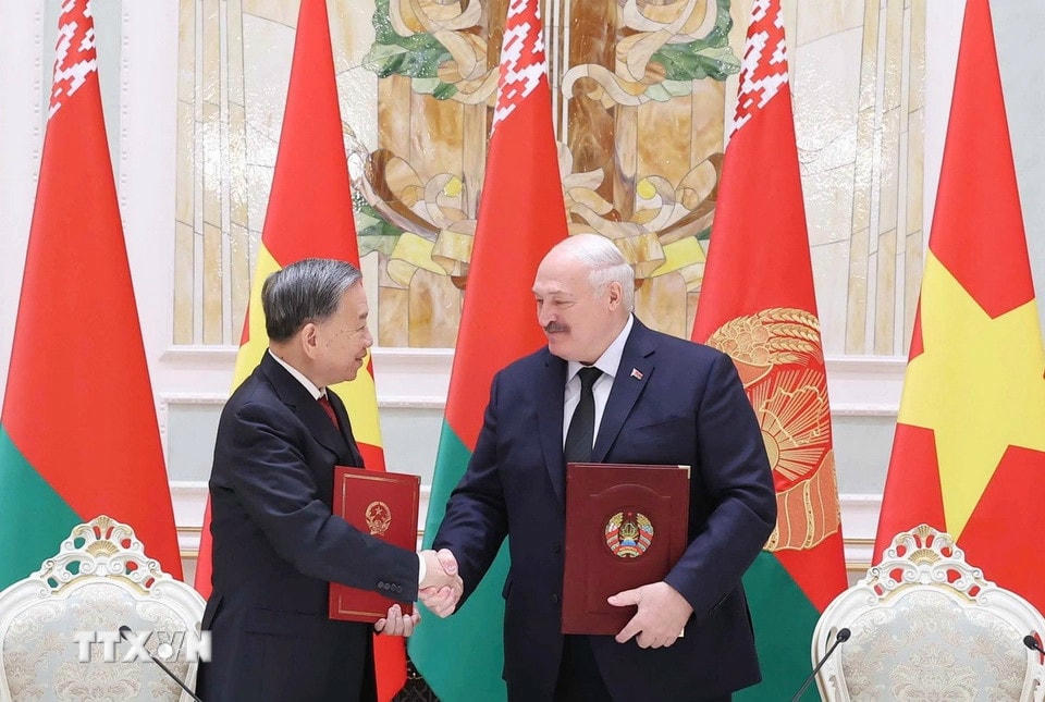 Tổng Bí thư Tô Lâm và Tổng thống Aleksandr Lukashenko ký Tuyên bố chung về việc thiết lập quan hệ Đối tác chiến lược Việt Nam-Belarus. (Ảnh: Thống Nhất/TTXVN) ttxvn-tong-bi-thu-to-lam-belarus-aleksandr-lukashenko-4.jpg