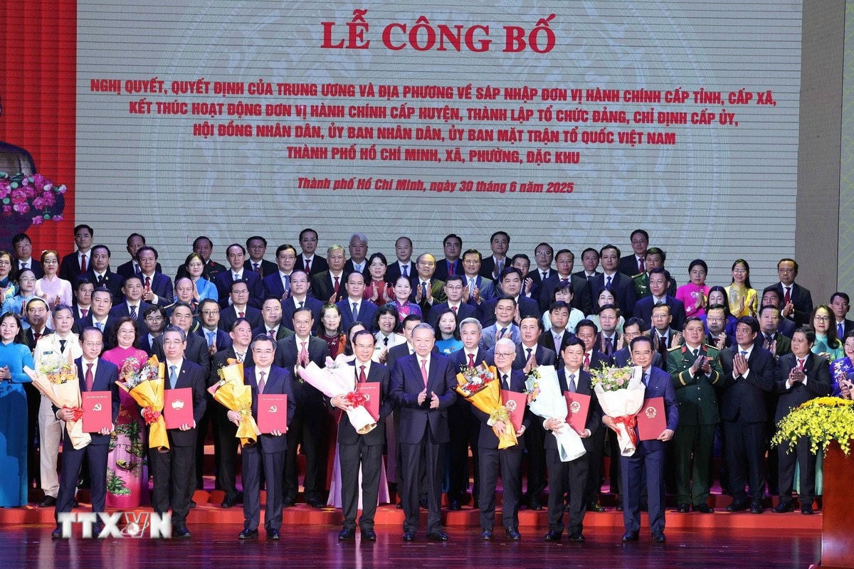 Tổng Bí thư Tô Lâm trao các nghị quyết, quyết định của Trung ương về việc sáp nhập đơn vị hành chính và thành lập tổ chức đảng, chỉ định cấp ủy, Hội đồng Nhân dân, Ủy ban Nhân dân, Ủy ban Mặt trận Tổ quốc Việt Nam của Thành phố Hồ Chí Minh. (Ảnh: Thống Nhất/TTXVN) ttxvn-3006-tong-bi-thu-to-lam-9.jpg