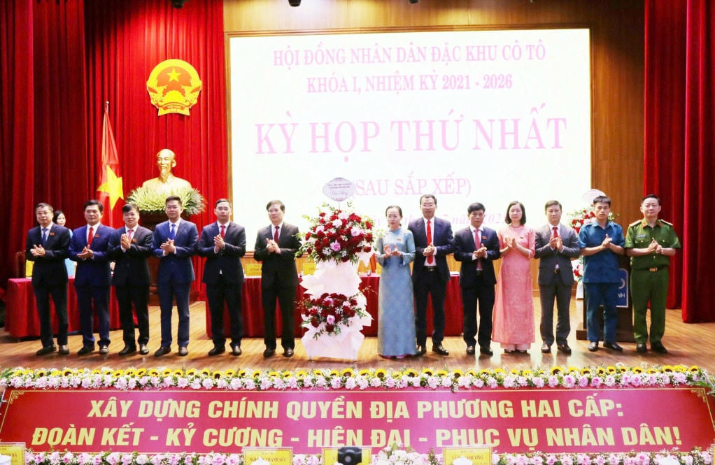 Ông Vũ Quyết Tiến, Phó Bí thư Tỉnh ủy, tặng hoa chúc mừng Thường trực HĐND, Thường trực UBND Đặc khu Cô Tô. Ảnh: CTV.