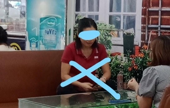 Một “cò” môi giới (dấu X) đang nói chuyện về việc “chạy” suất đỗ viên chức giáo viên mầm non. Ảnh: Báo Tiền Phong