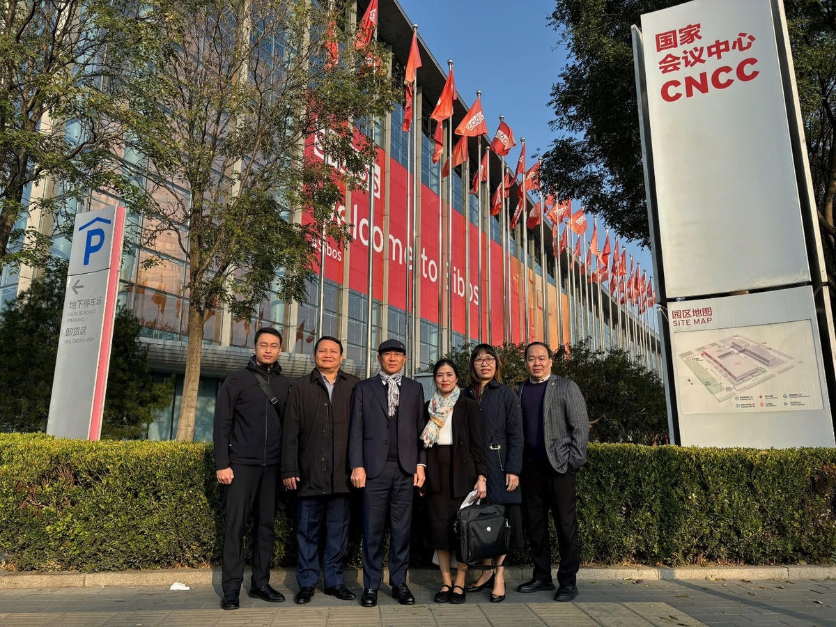 Khởi đầu là một hội thảo hoạt động ngân hàng vào năm 1978, Hội nghị Sibos đã phát triển thành diễn đàn kinh doanh hàng đầu cho cộng đồng tài chính toàn cầu để kết nối, thảo luận và hợp tác trong các lĩnh vực thanh toán, chứng khoán, quản lý tiền mặt và thương mại… Sibos năm nay quy tụ hơn 125 gian hàng triển lãm từ khắp nơi trên thế giới, với chủ đề “Kết nối tương lai tài chính”.