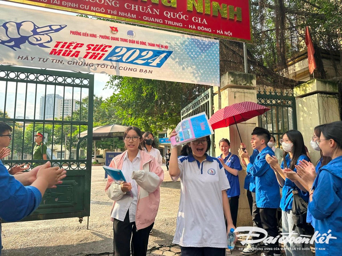 Thí sinh hoàn thành bài thi chuyên tại điểm thi Trường THCS Trần Đăng Ninh (quận Hà Đông). Ảnh: Nguyễn Hoài.