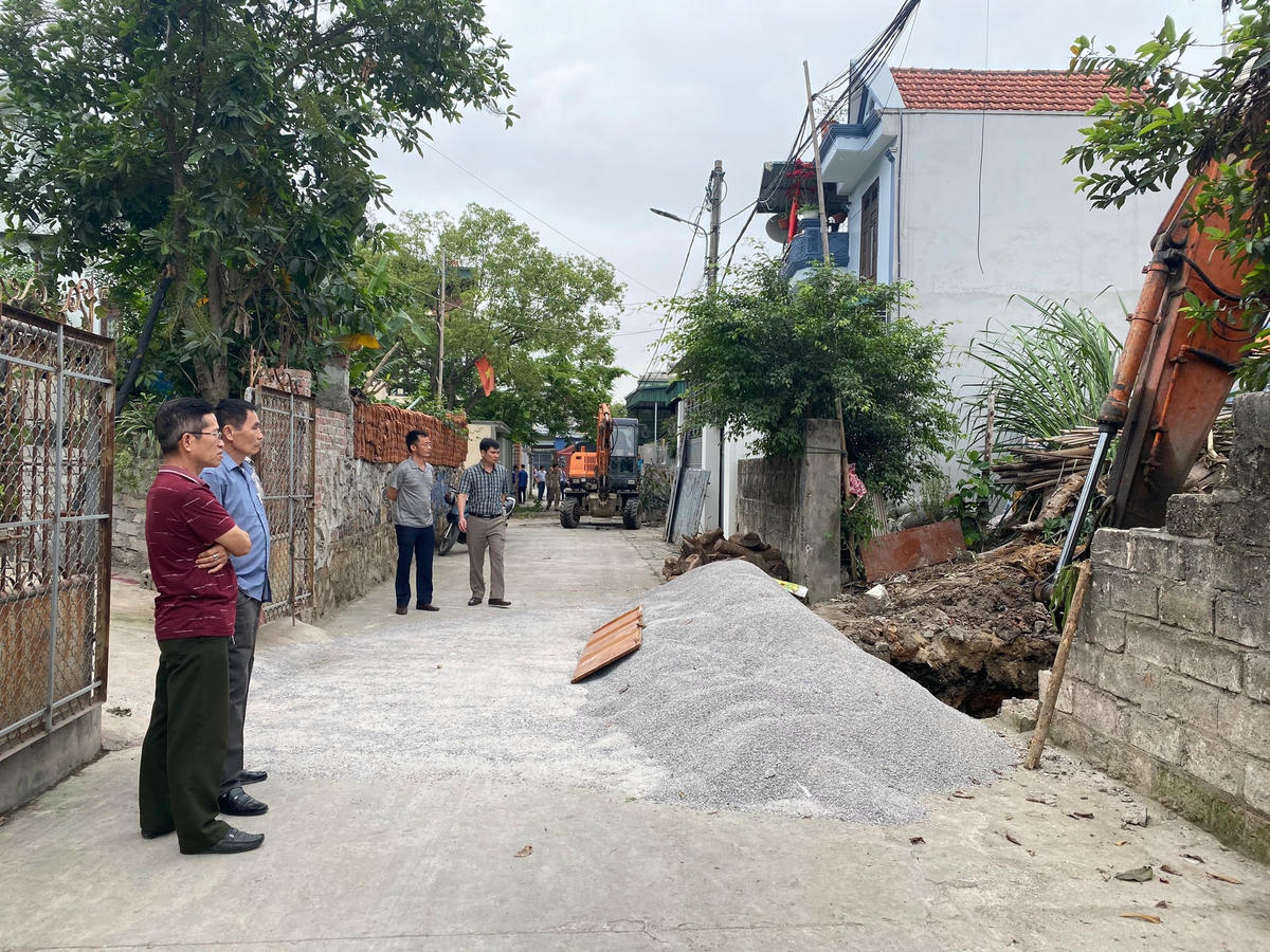 Mỗi buổi thi công tháo dỡ, giải phóng mặt bằng, chính quyền phường Cao Thắng và người dân luôn đồng hành, cùng nhau giám sát, hỗ trợ các công việc cần thiết.