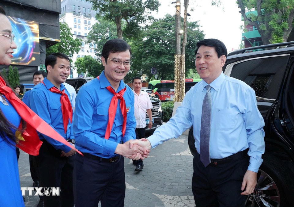 Bí thư thứ nhất Trung ương Đoàn Bùi Quang Huy đón Chủ tịch nước Lương Cường dự Lễ tuyên dương Cháu ngoan Bác Hồ toàn quốc lần thứ X, năm 2025. (Ảnh: Lâm Khánh/TTXVN)
