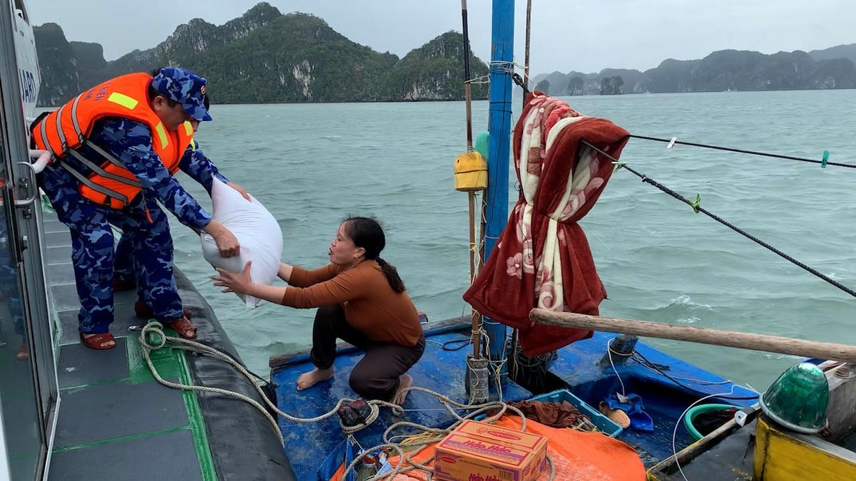 Hỗ trợ, cung cấp lương thực cho ngư dân