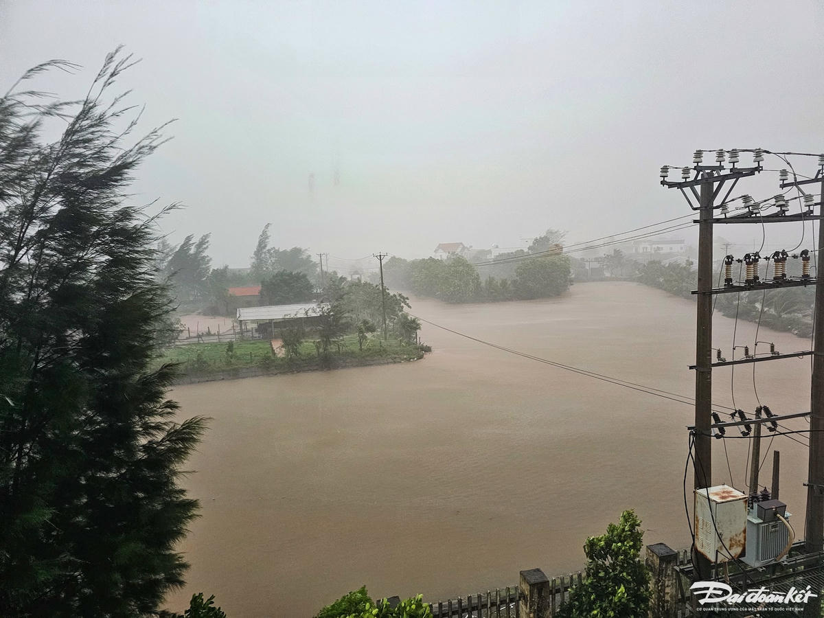 Ghi nhận vào lúc 7h sáng nay (ngày 22/7) tại xã ven biển Kim Đông (tỉnh Ninh Bình), do ảnh hưởng của bão số 3 (Wipha) khiến mưa lớn kéo dài từ đêm 21/7 đến rạng sáng. Ảnh: Đình Minh