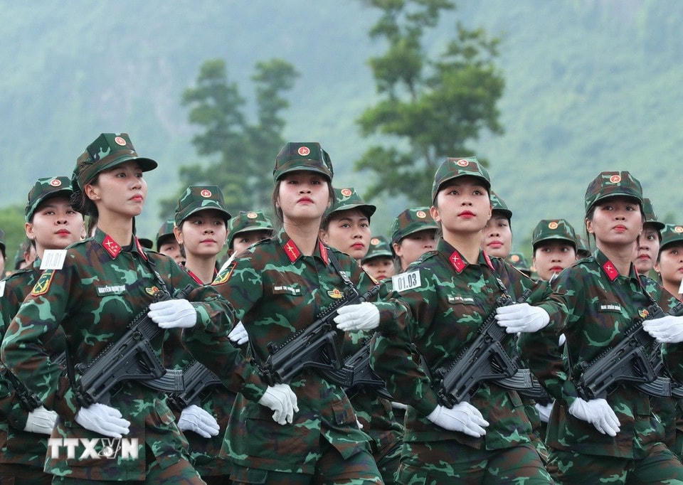 Khối nữ chiến sỹ biệt động tham gia hợp luyện. (Ảnh: Trọng Đức/TTXVN)