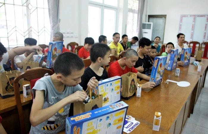 Biểu cảm thích thú của các em khi vừa được xem văn nghệ, vừa được uống sữa và khám phá những phần quà xinh xắn.