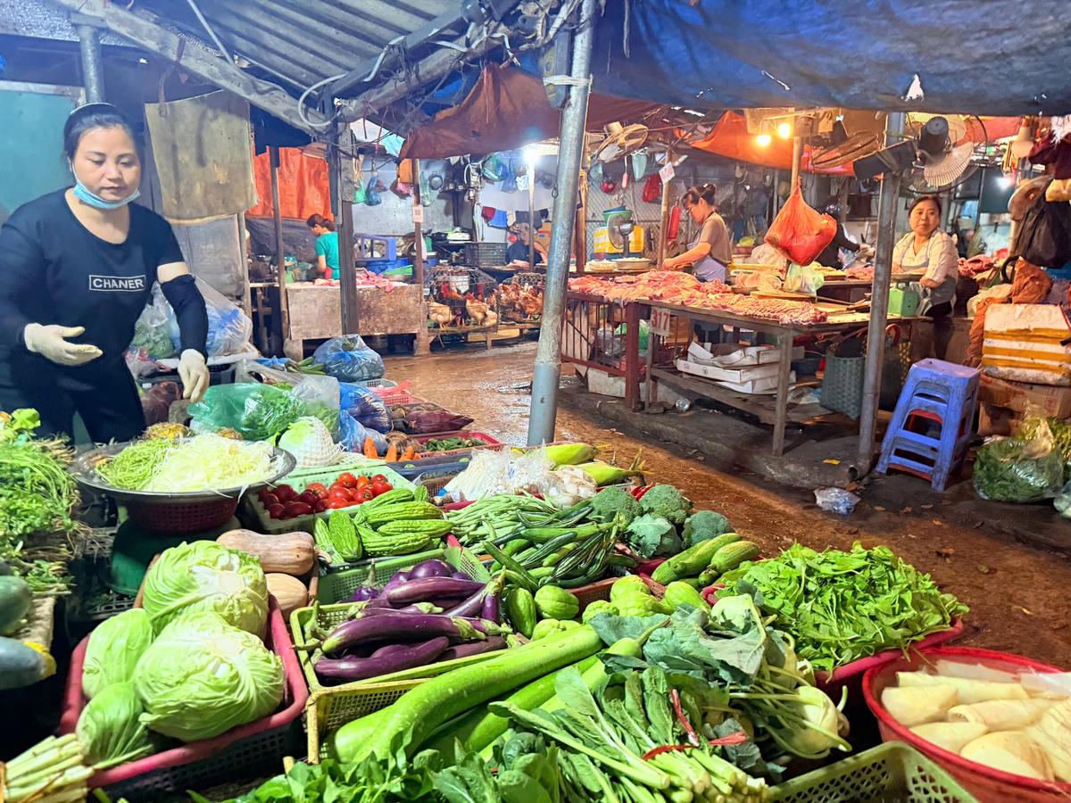 Các mặt hàng thực phẩm tươi sống tại các chợ dân sinh dồi dào và vẫn giữ giá ổn định. Ảnh: TB.