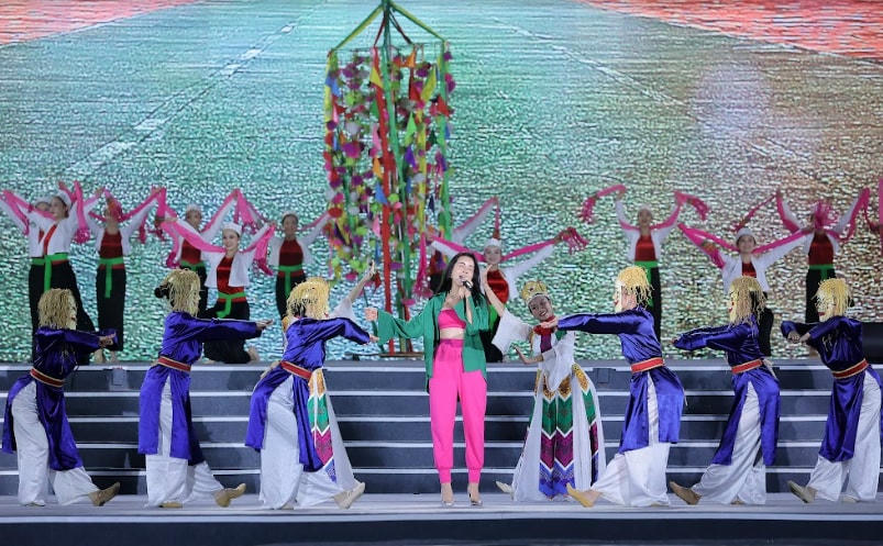 Sân khấu quảng trường Sun Grand Boulevard thăng hoa trong những màn biểu diễn nghệ thuật.