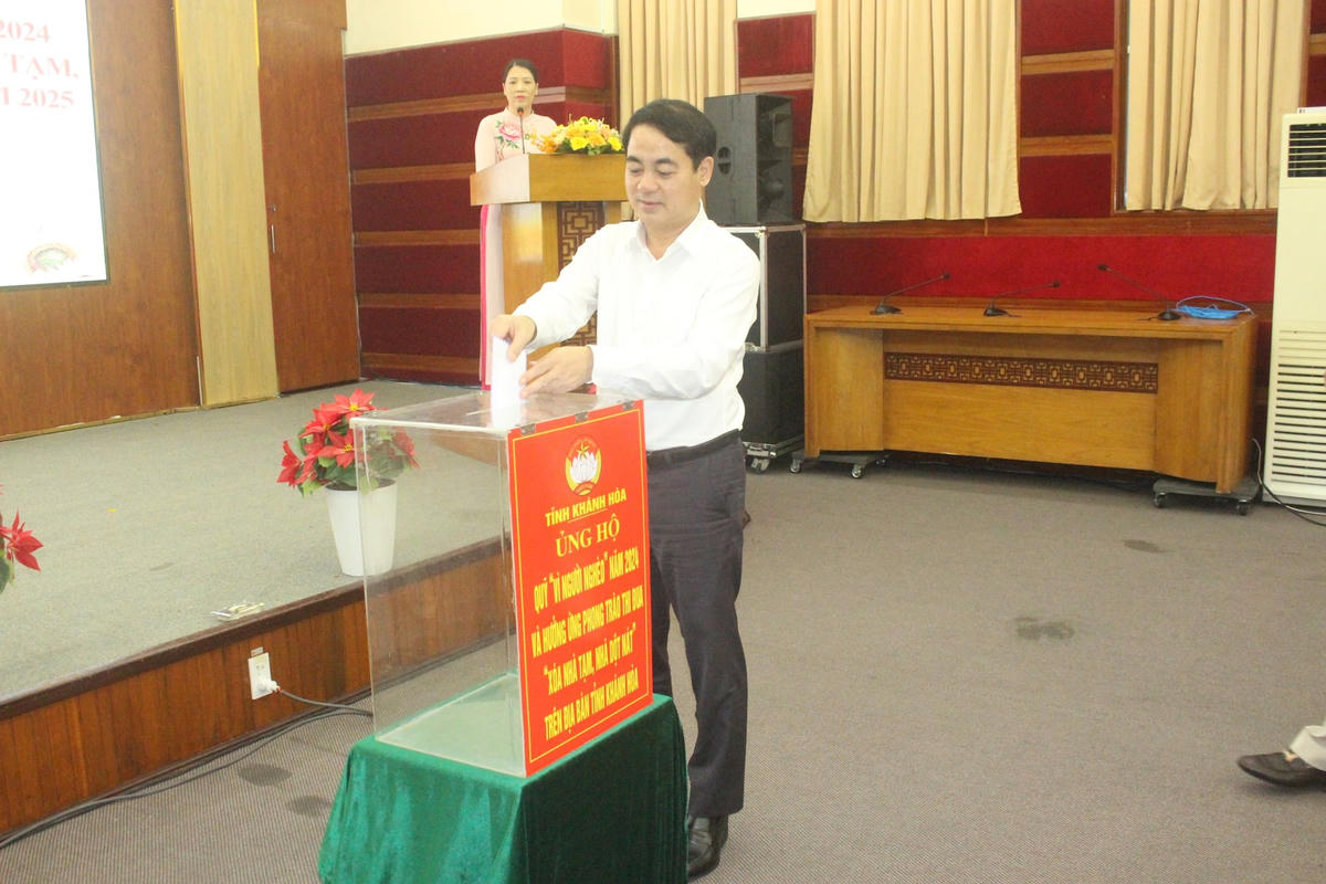 Ông Nghiêm Xuân Thành, Ủy viên Trung ương Đảng, Bí thư Tỉnh ủy Khánh Hòa ủng hộ Quỹ vì người người nghèo.