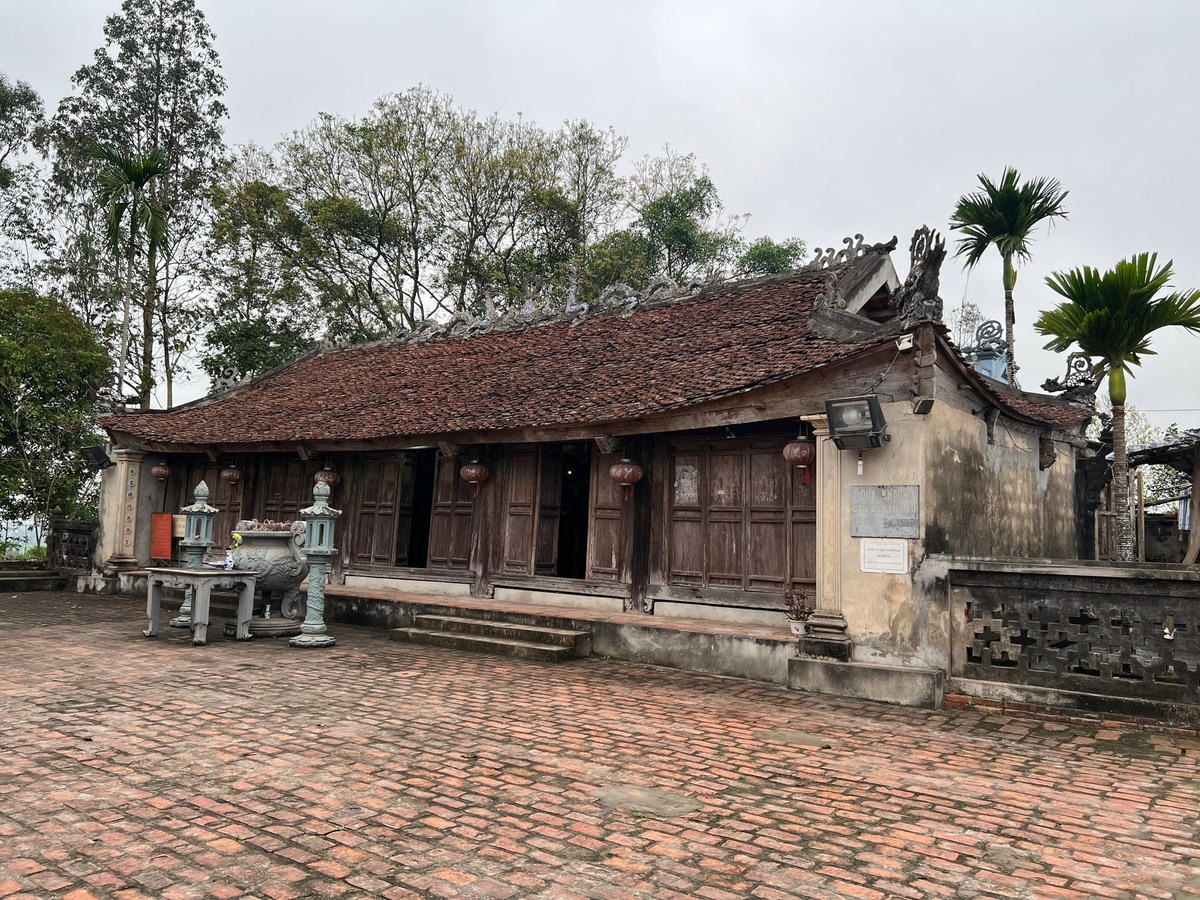 Nhà tiền tế với 5 gian kiến trúc theo kiểu chồng giường kẻ truyền.