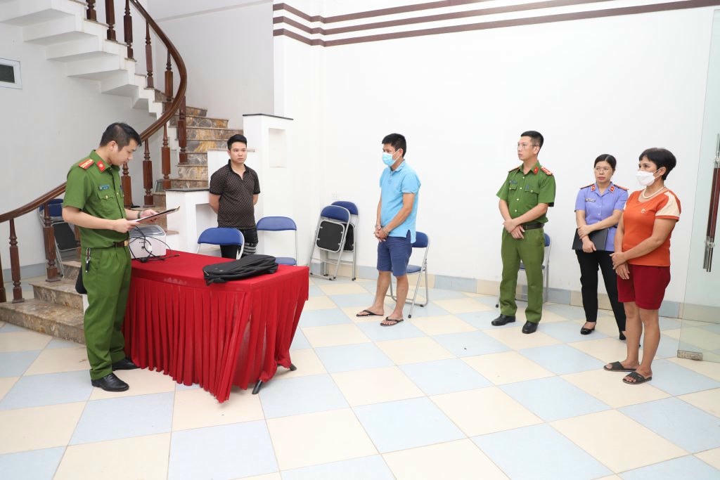 Cơ quan CSĐT Công an tỉnh Yên Bái thi hành lệnh khám xét trụ sở công ty Đấu giá hợp danh Trường Phát. Ảnh CAYB