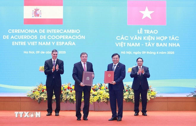 Hai Thủ tướng chứng kiến trao Bản ghi nhớ hợp tác về an toàn và chất lượng thực phẩm, thú y, bảo vệ thực vật và thuỷ sản giữa Bộ Nông nghiệp và Môi trường Việt Nam với Bộ Nông nghiệp, Thuỷ sản và Lương thực Tây Ban Nha. (Ảnh: Dương Giang/TTXVN) ttxvn-thu-tuong-pham-minh-chinh-hoi-dam-thu-tuong-tay-ban-nha-11.jpg